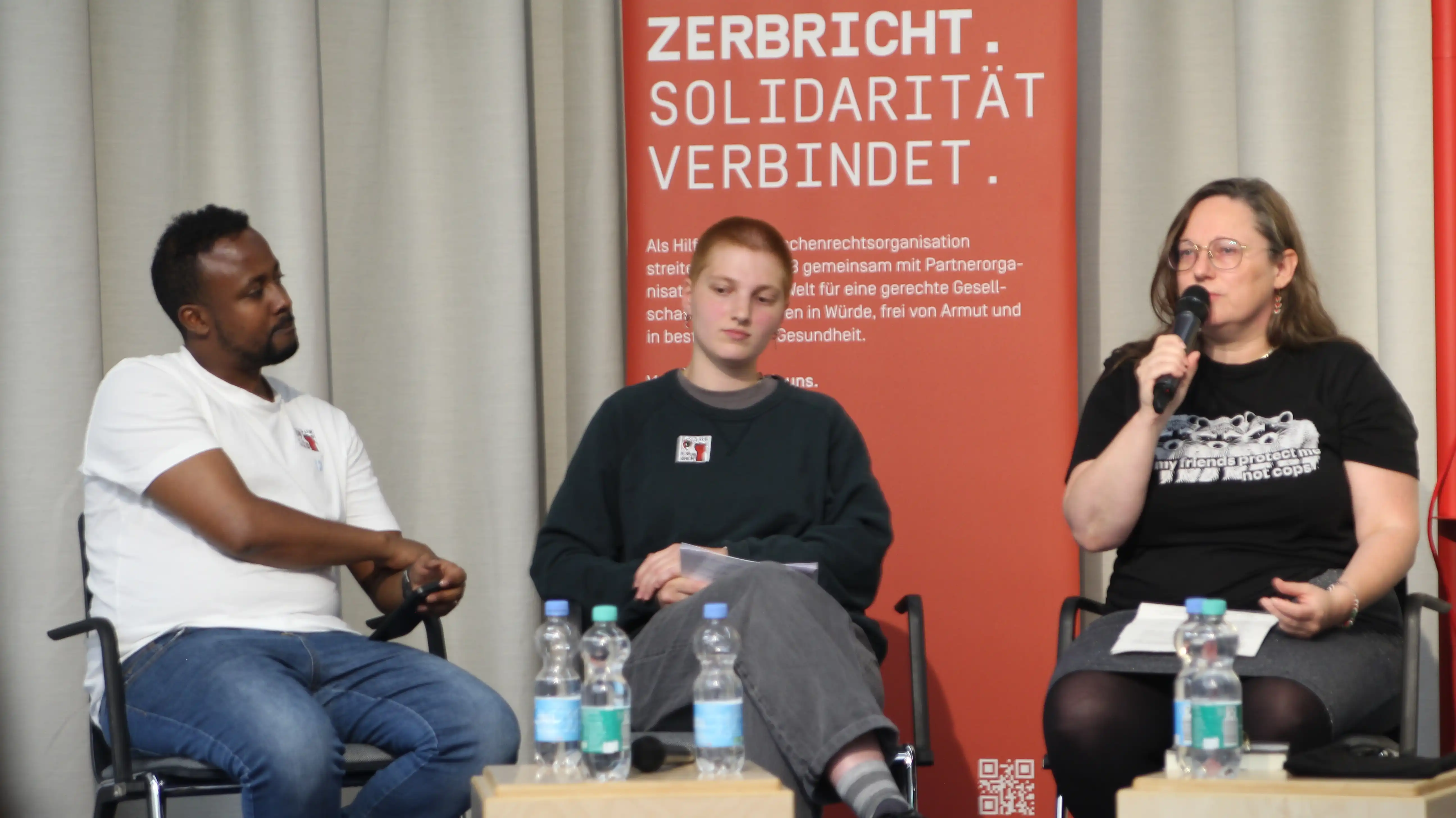 Von links nach rechts: Kamal, Klee, Michelé die ins Mikro spricht